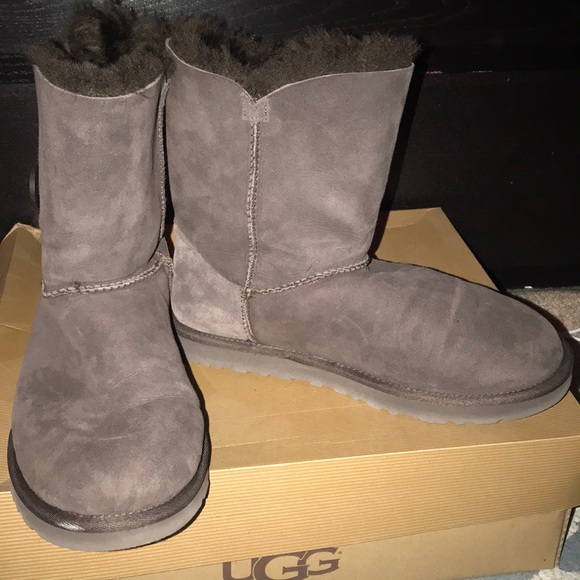 Ugg Short Bailey Buttons - Picture 1 of 6